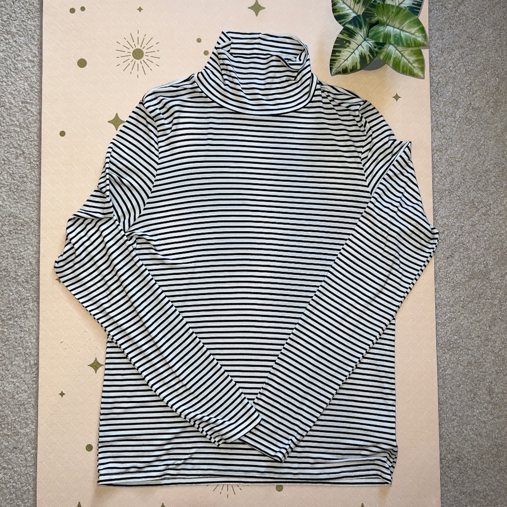 American Eagle Soft & Sexy Mock Neck T-Shirt in Black and White Stripes - Large